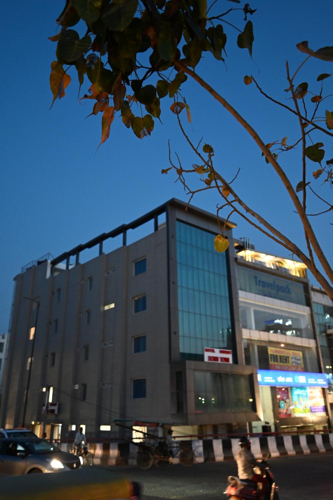 Hotel Down Town Paschim Vihar Дели Экстерьер фото