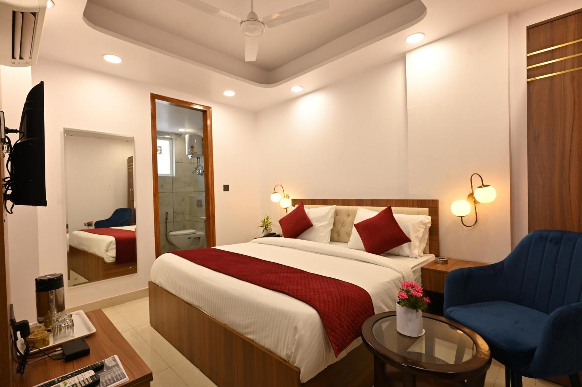 Hotel Down Town Paschim Vihar Дели Экстерьер фото