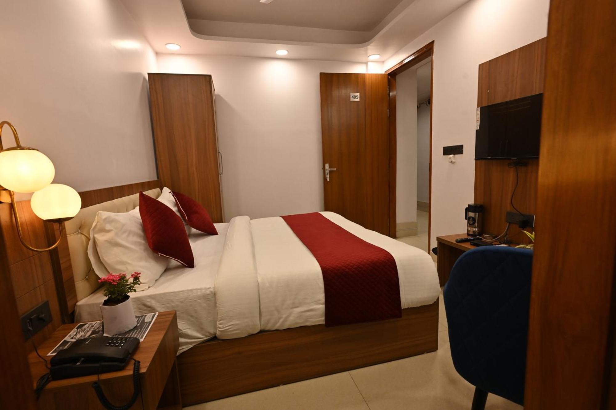 Hotel Down Town Paschim Vihar Дели Экстерьер фото