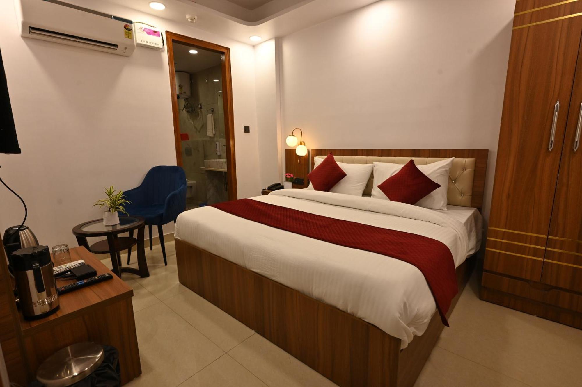 Hotel Down Town Paschim Vihar Дели Экстерьер фото
