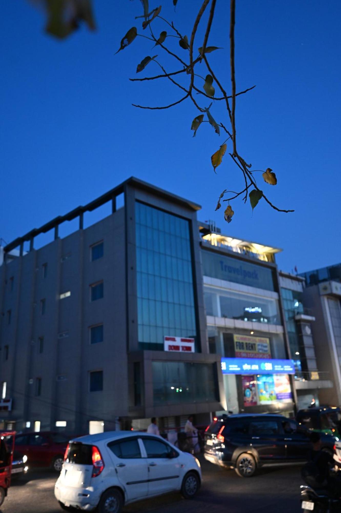 Hotel Down Town Paschim Vihar Дели Экстерьер фото