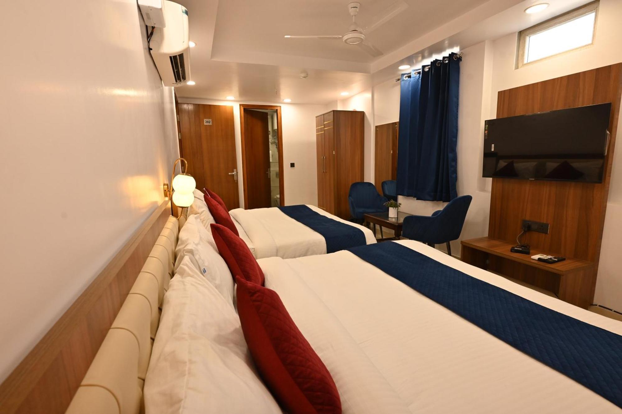 Hotel Down Town Paschim Vihar Дели Экстерьер фото