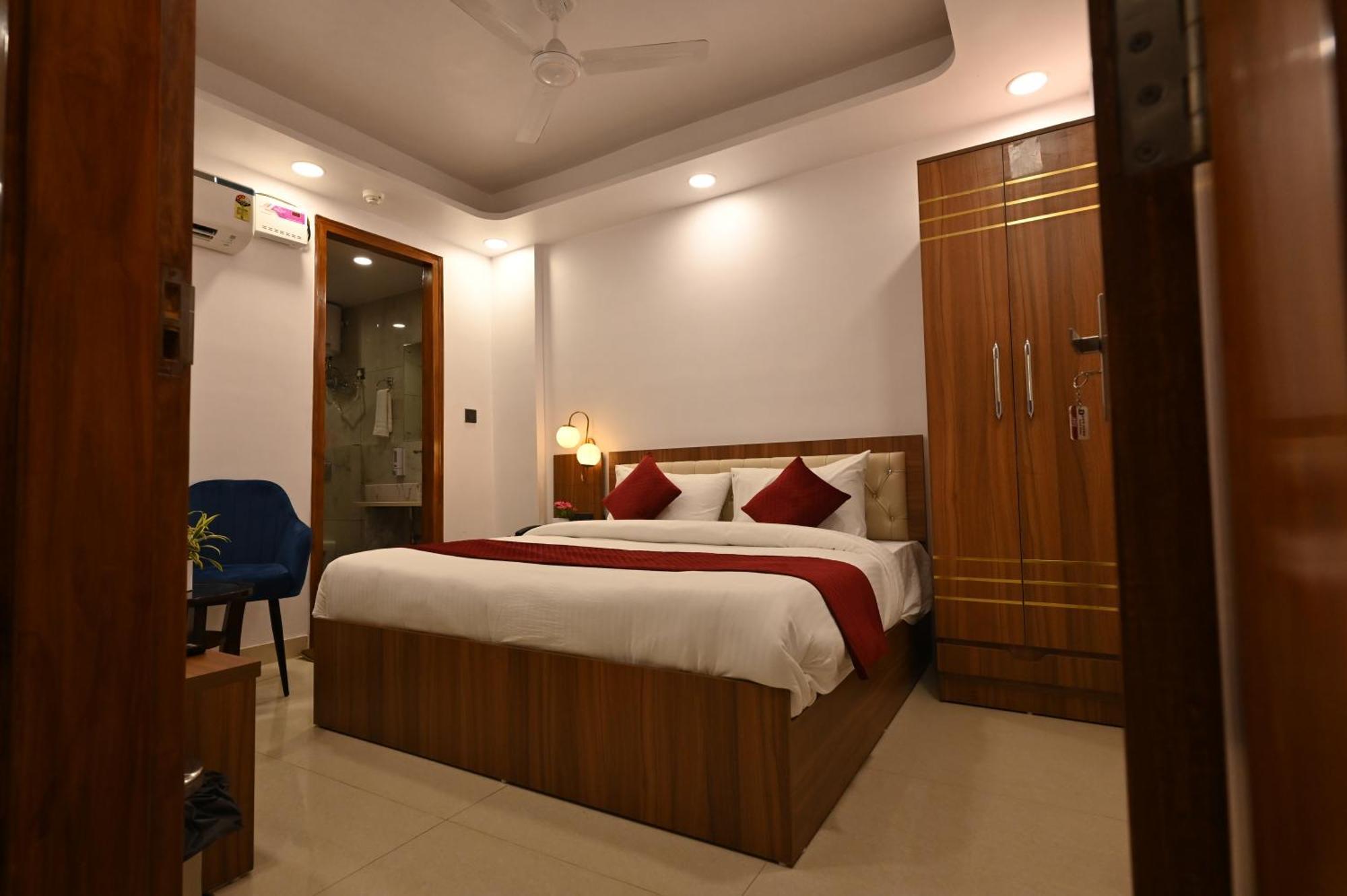 Hotel Down Town Paschim Vihar Дели Экстерьер фото