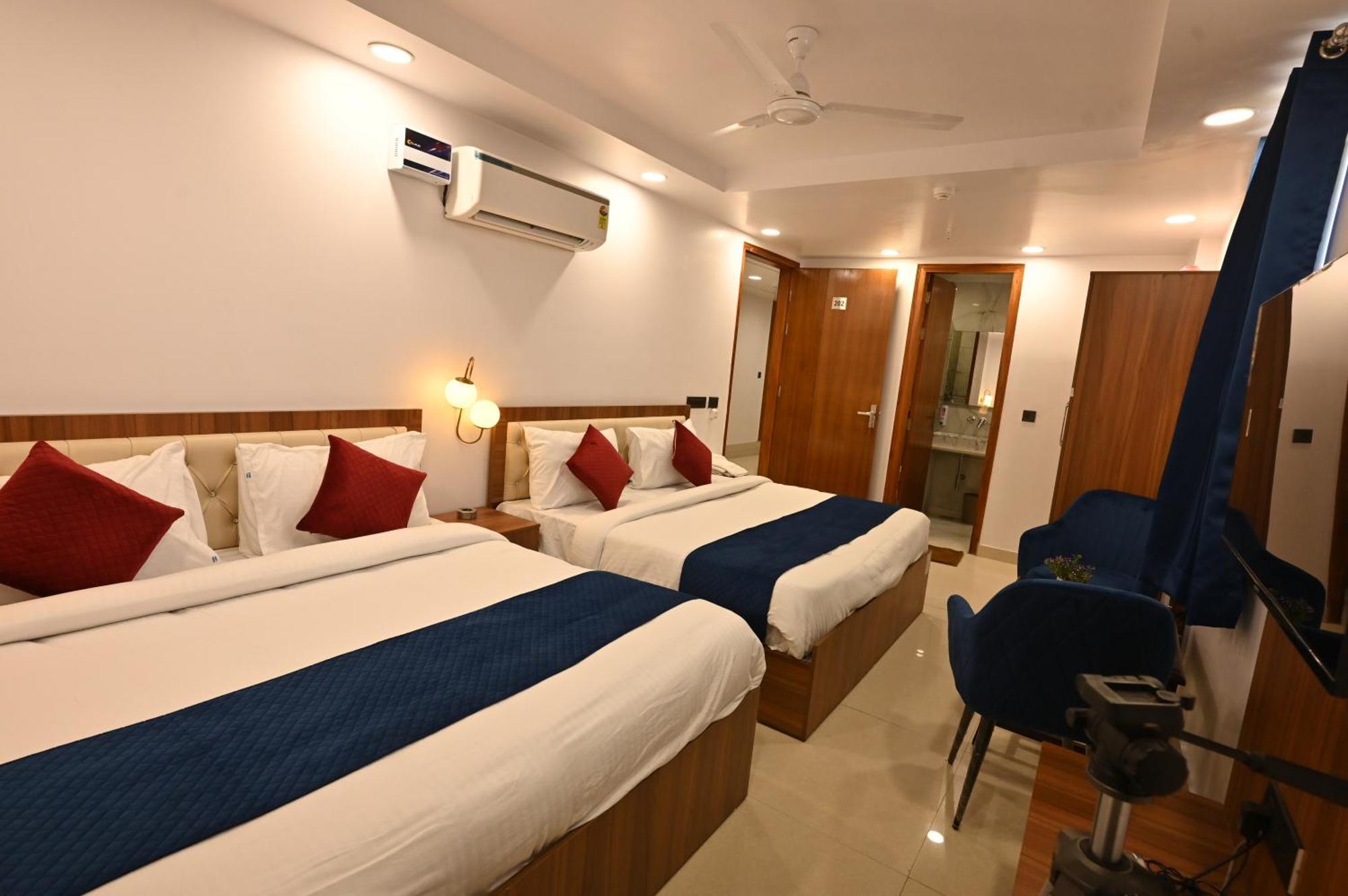 Hotel Down Town Paschim Vihar Дели Экстерьер фото
