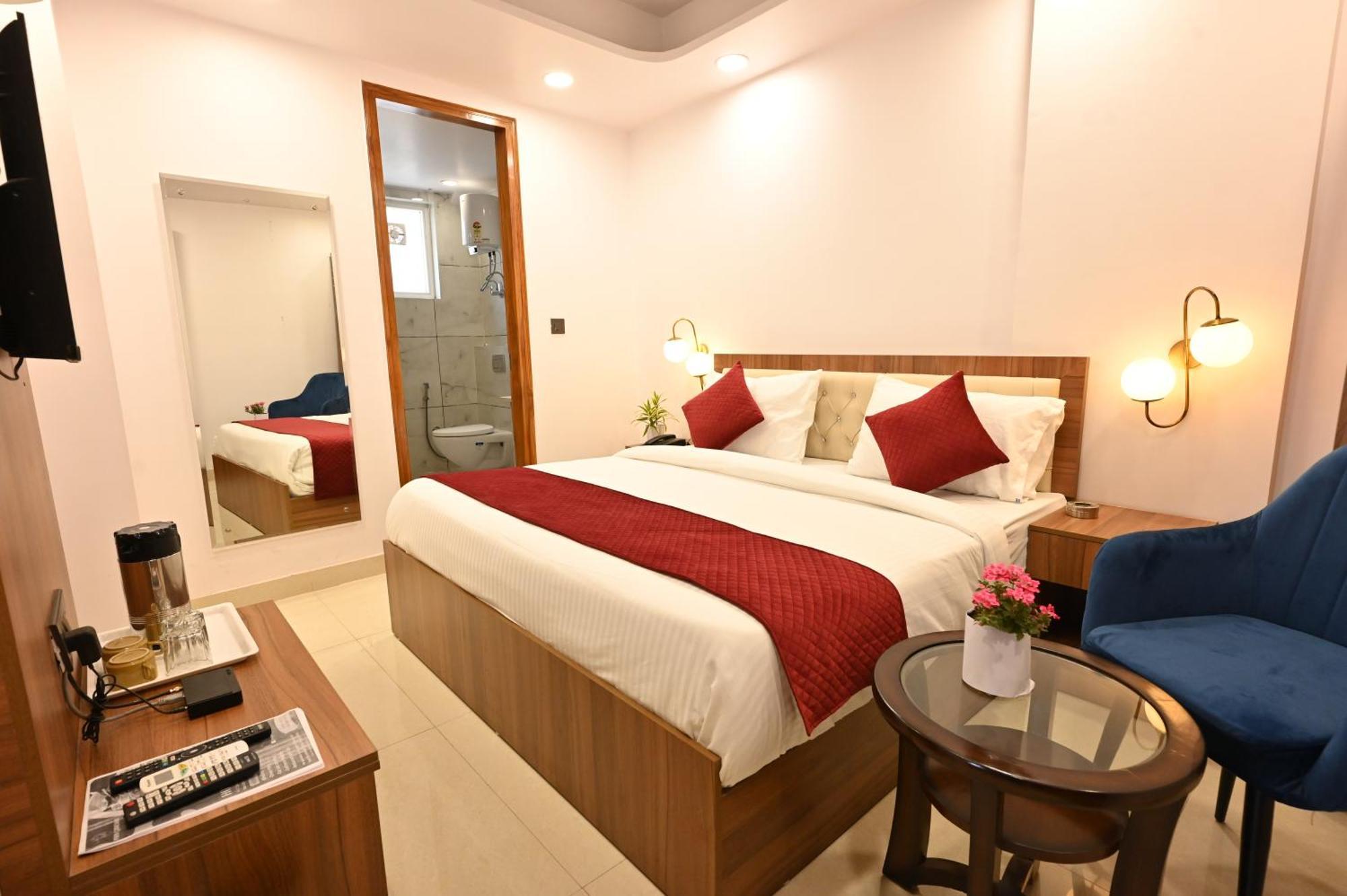 Hotel Down Town Paschim Vihar Дели Экстерьер фото