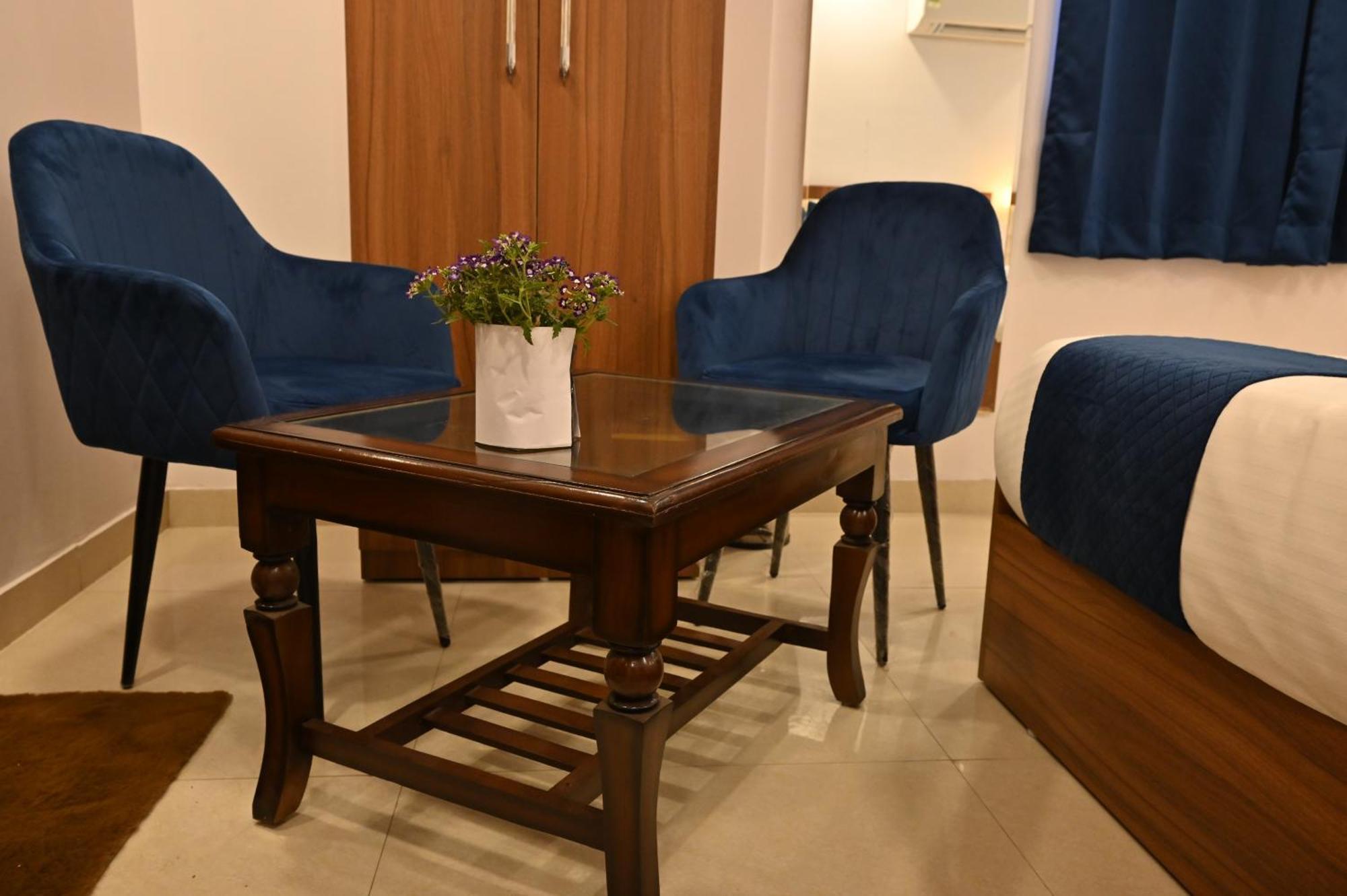 Hotel Down Town Paschim Vihar Дели Экстерьер фото