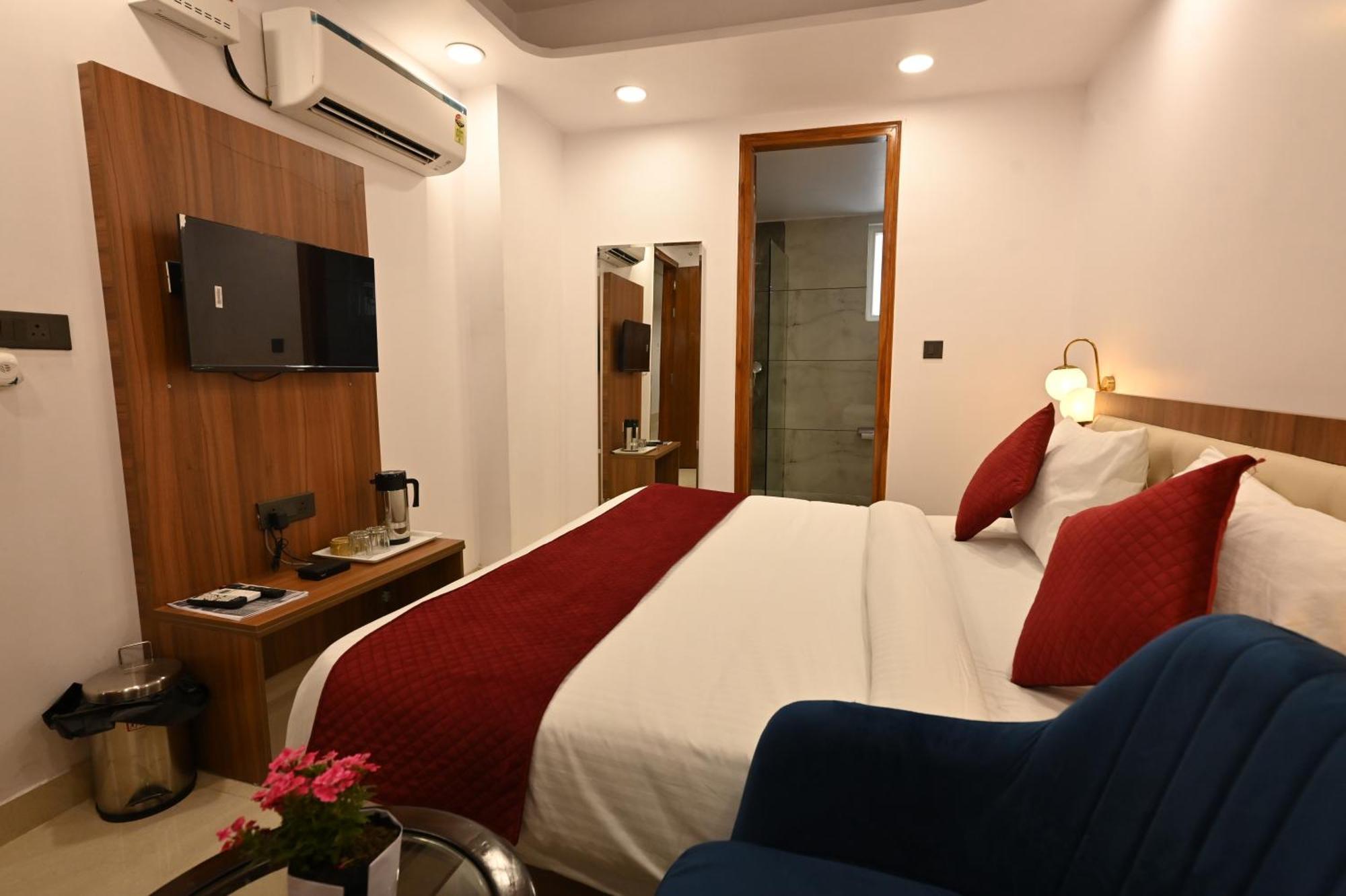 Hotel Down Town Paschim Vihar Дели Экстерьер фото