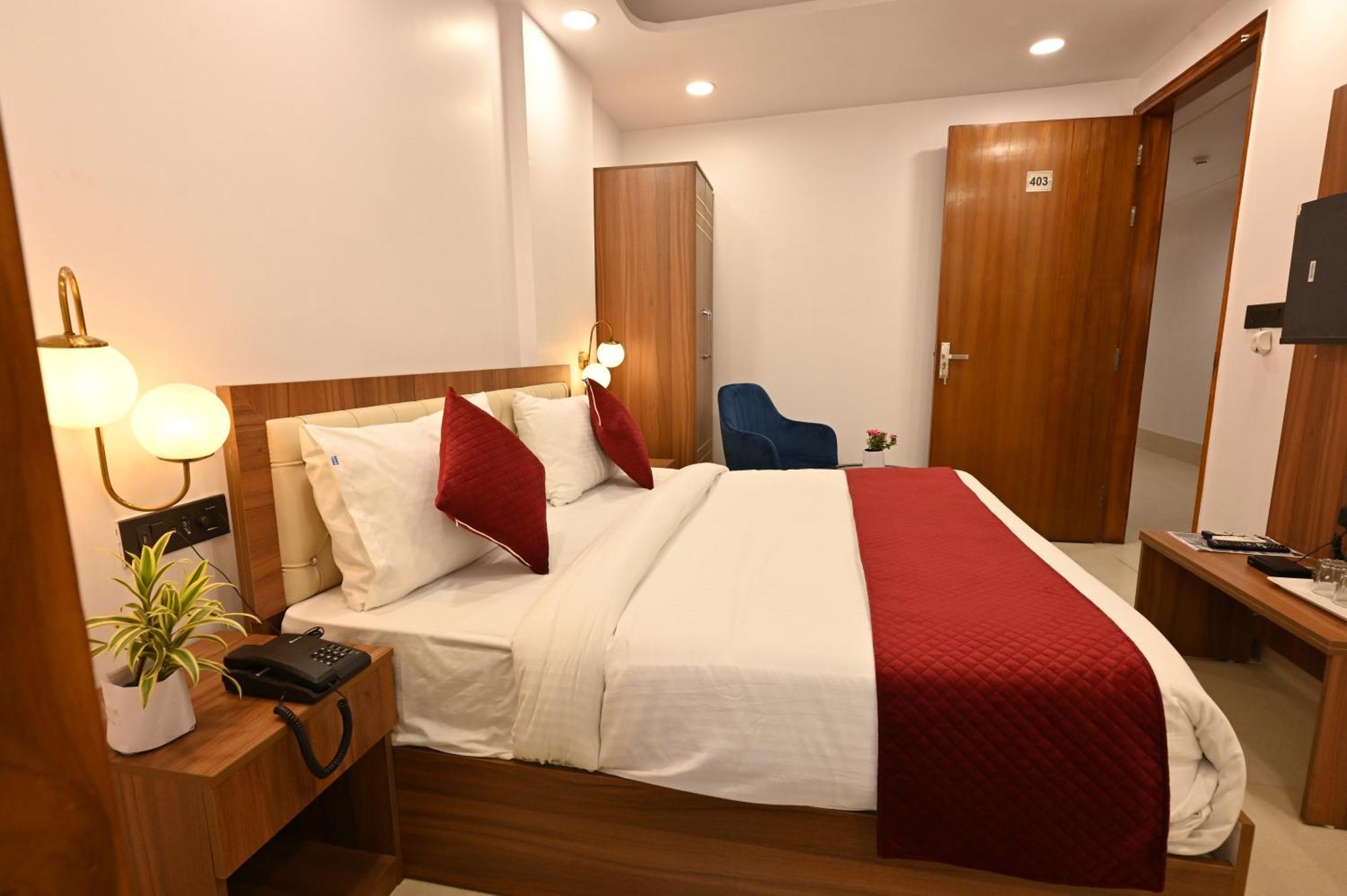 Hotel Down Town Paschim Vihar Дели Экстерьер фото