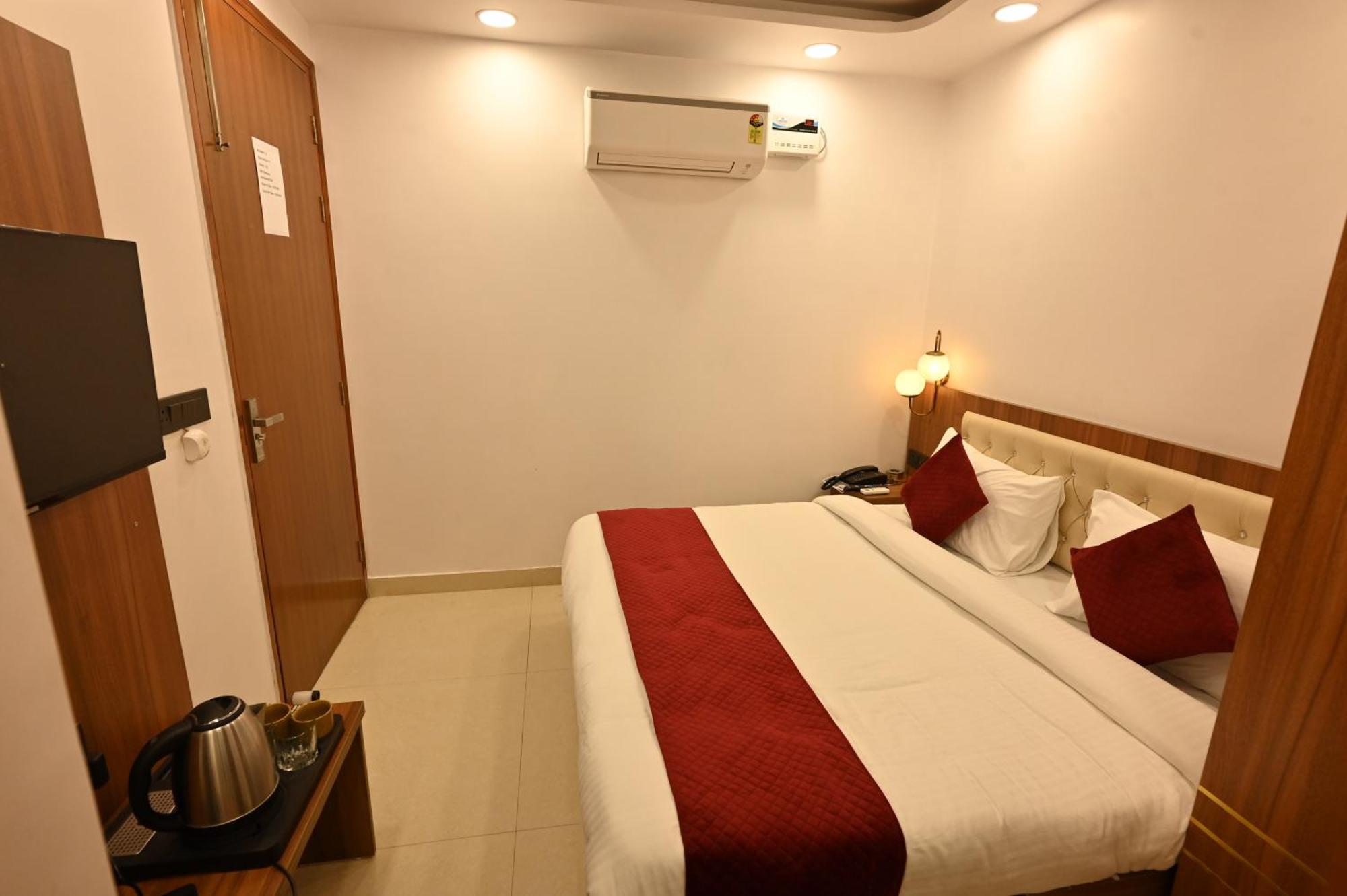 Hotel Down Town Paschim Vihar Дели Экстерьер фото