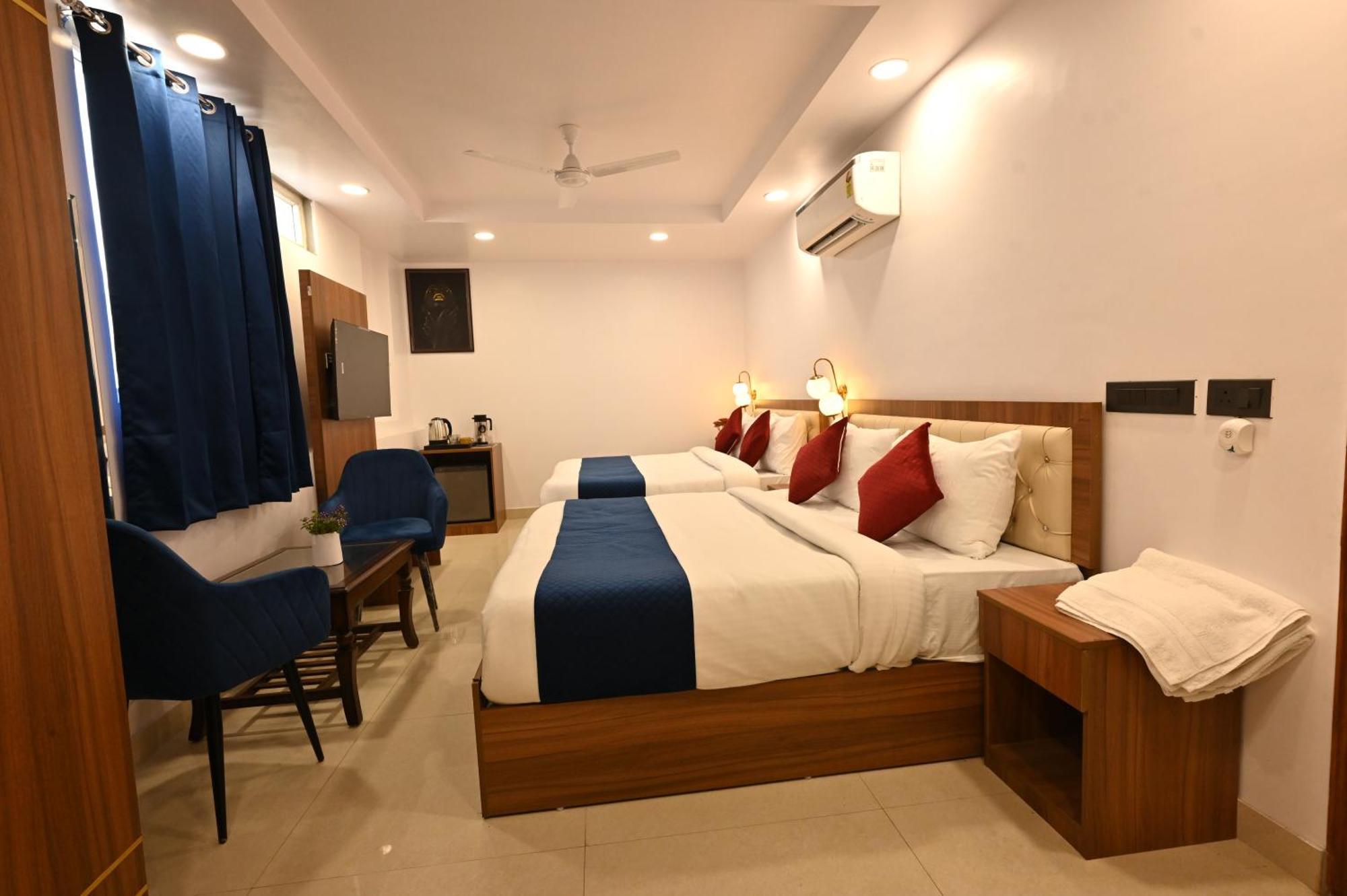 Hotel Down Town Paschim Vihar Дели Экстерьер фото