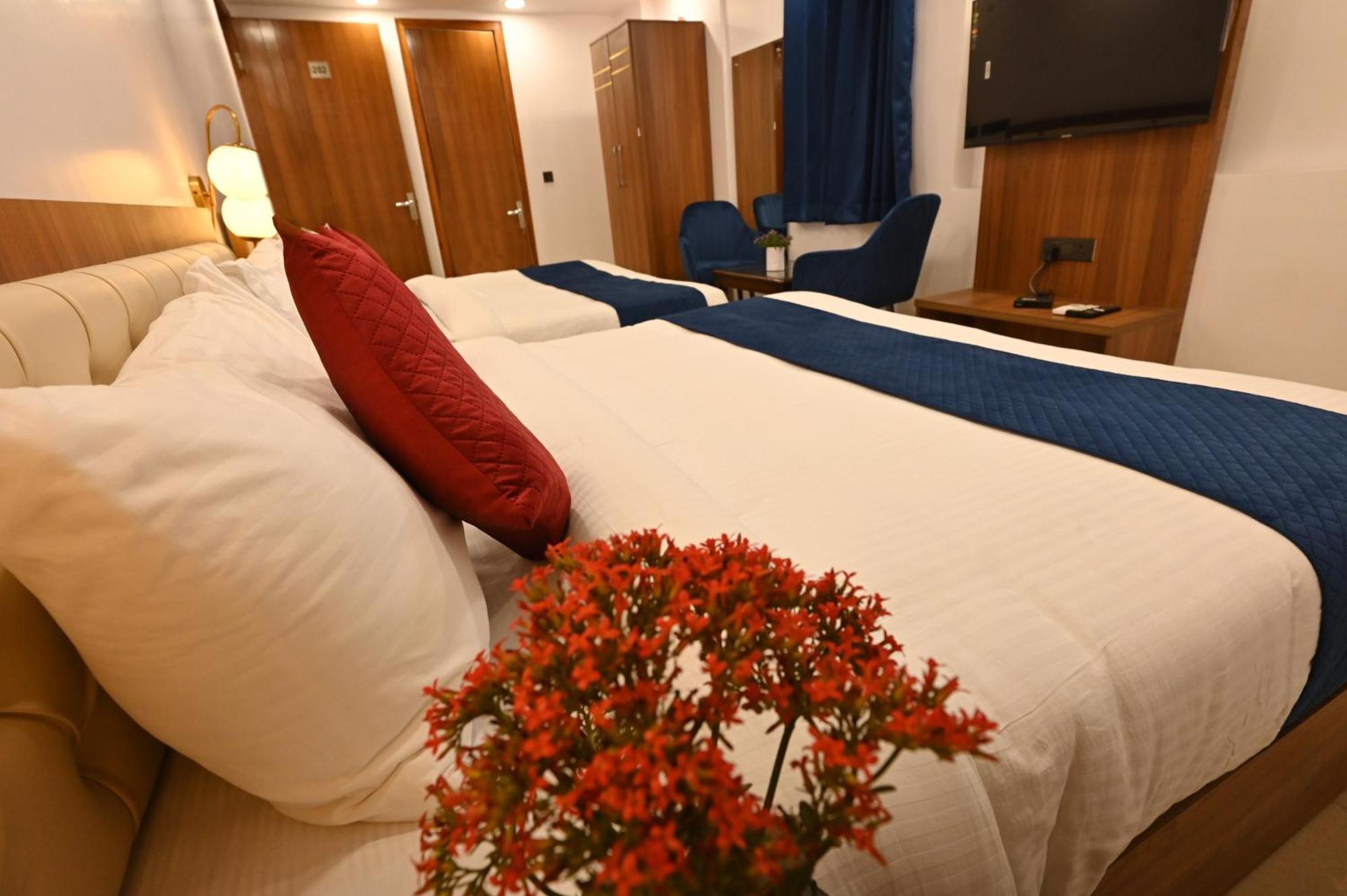 Hotel Down Town Paschim Vihar Дели Экстерьер фото